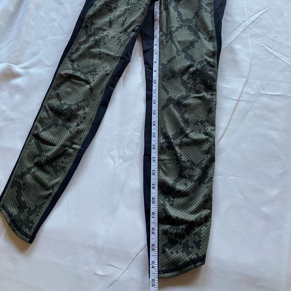 LULULEMON **discontinued** leggings Snake Skin 25” inseam